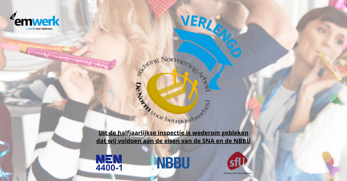 Team van Uitzendbureau Emwerk in Emmen viert de succesvolle NEN 4400-1 certificering en de NBBU Cao uitzendkrachten met een certificaat in een moderne kantooromgeving.